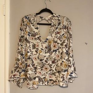 Long sleeve floral v neck top. Small back cut out